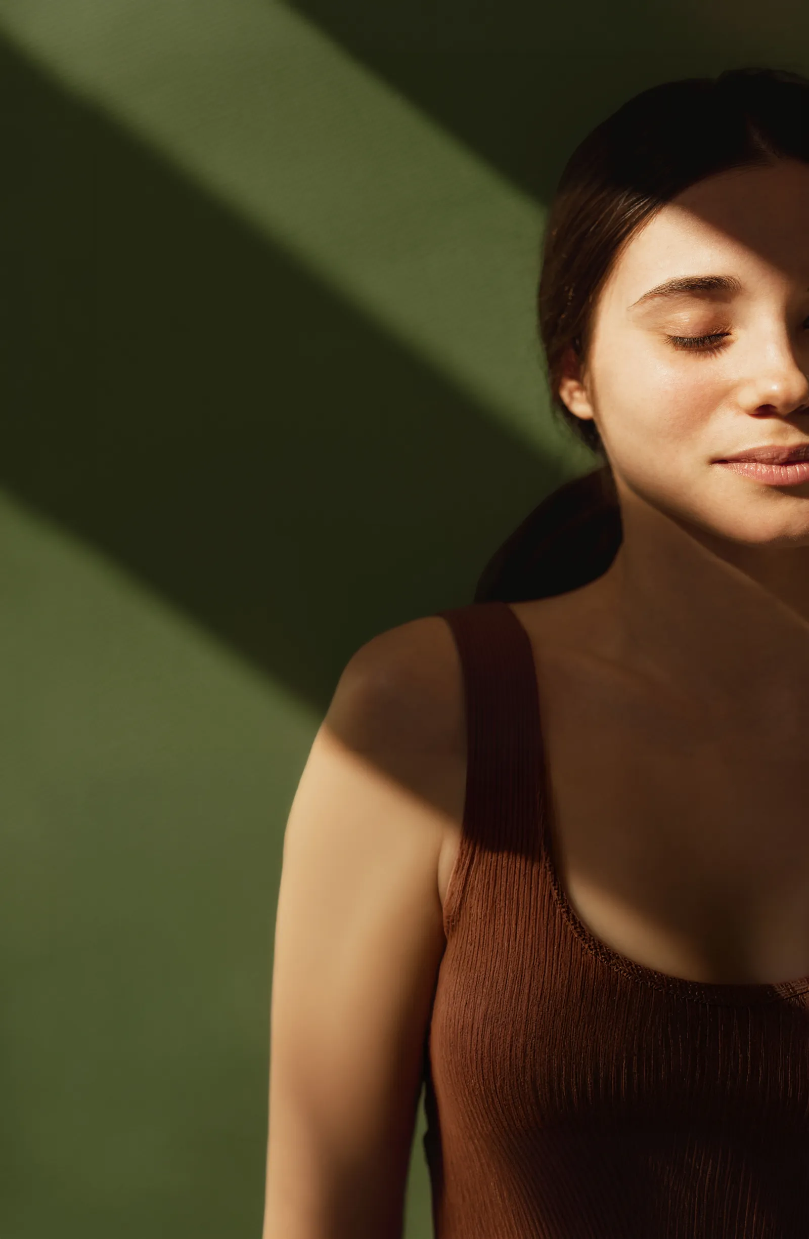 Mujer radiante y saludable, mostrando el resultado de cuidar su bienestar con AskSalus
